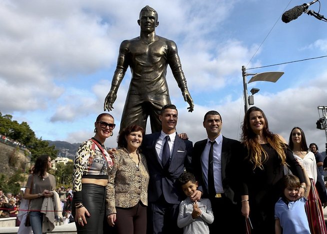 ali.18_2014_12_21_asi-cristiano-ronaldo-inaugura_igjckdp.jpg.654x469_q85_crop-smart.jpg