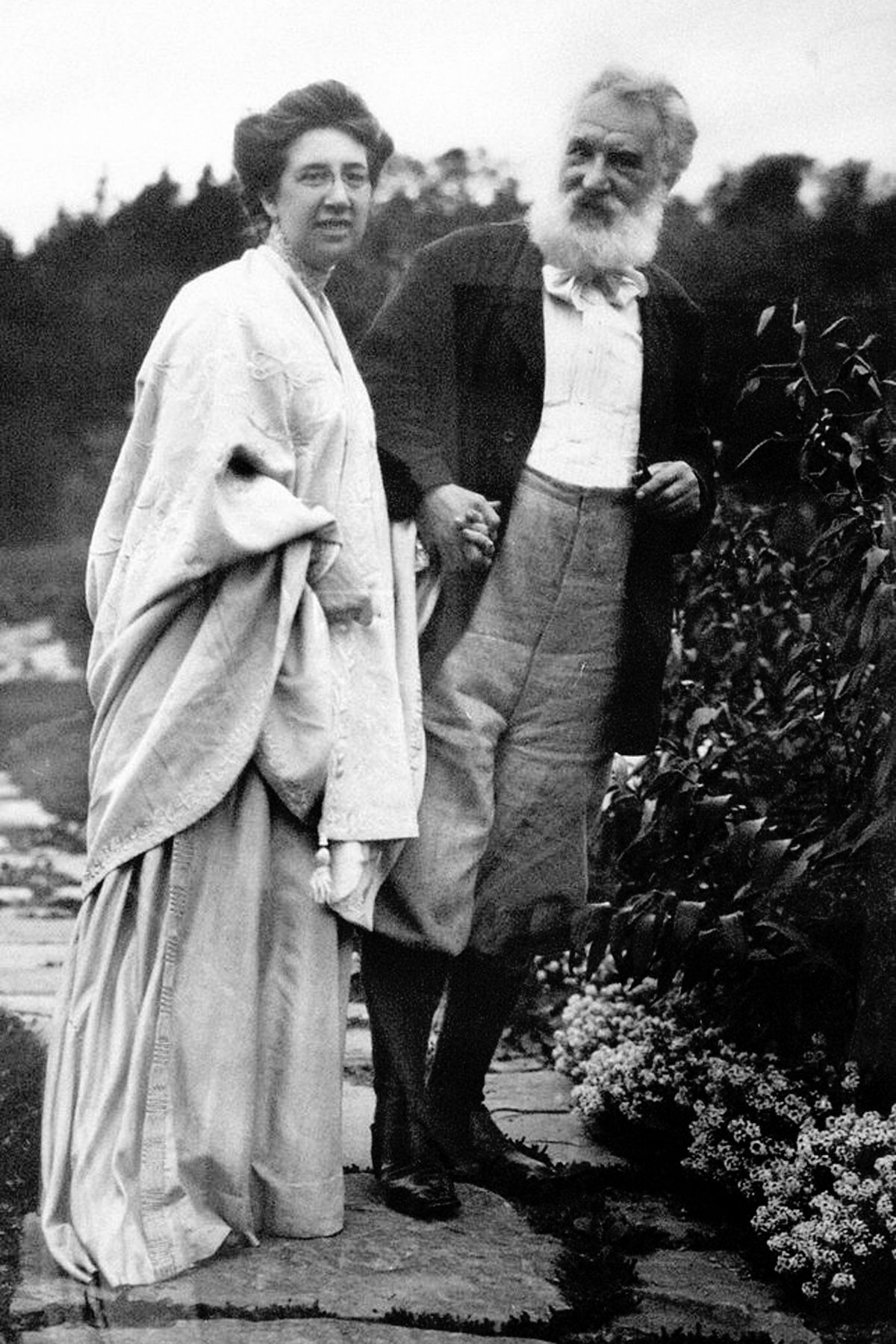 Hello-Is-the-Name-of-Girlfriend-of-Graham-Bell-who-Invented-Telephone.jpg