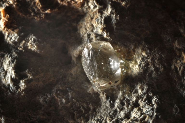 Diamant_sur_kimberlite_4(République_d'Afrique_du_Sud).jpg