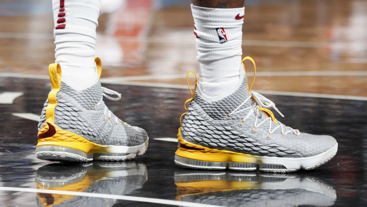 what shoes lebron wearing tonight