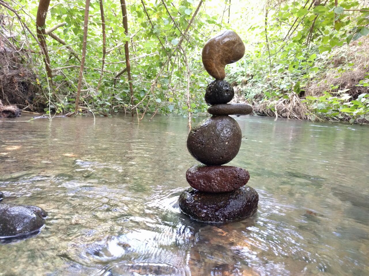 איזון אבנים באניאס.jpg