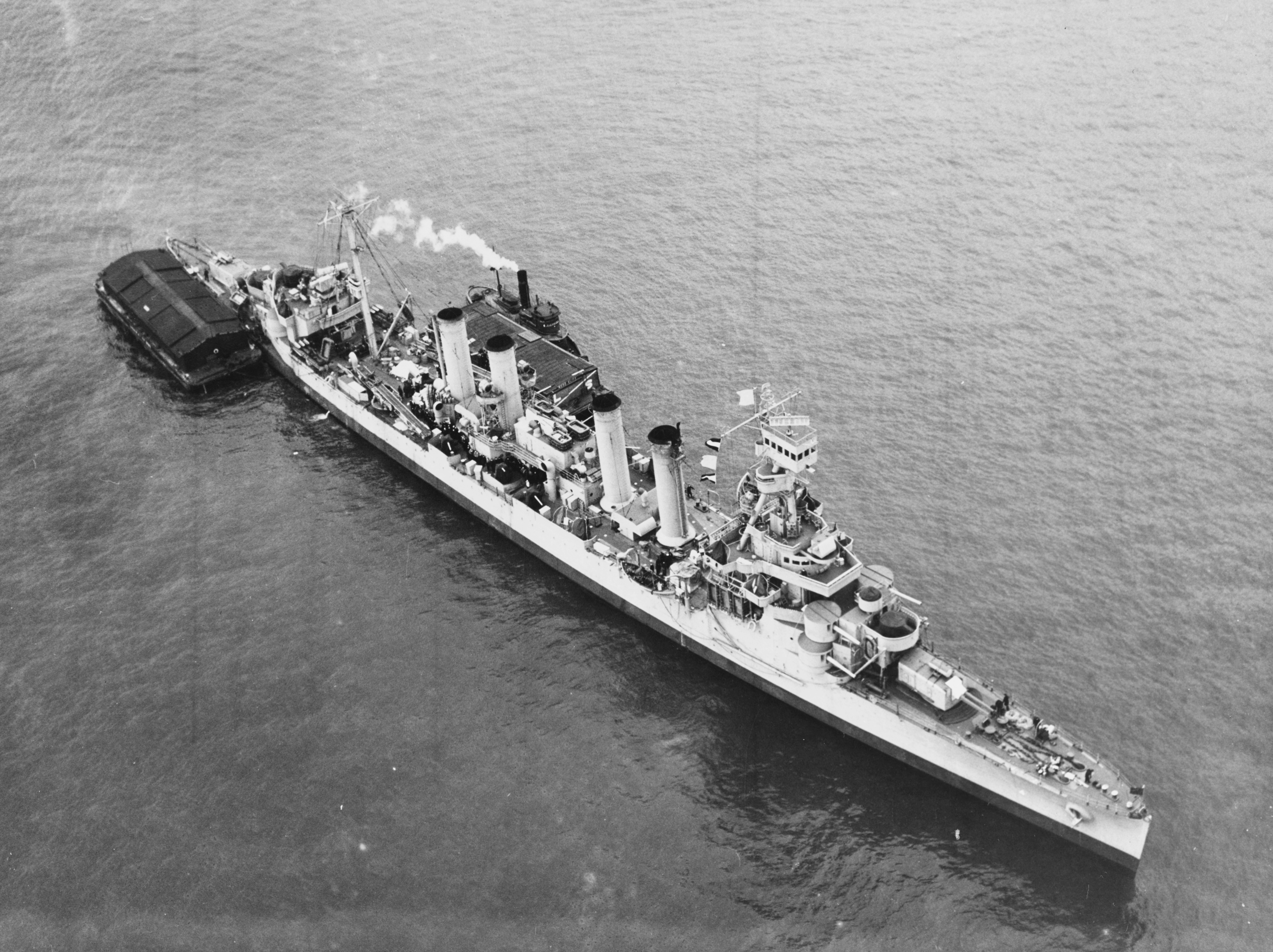 USS_Omaha_(CL-4)_in_New_York_Harbor,_10_February_1943_(19-N-40594).jpg