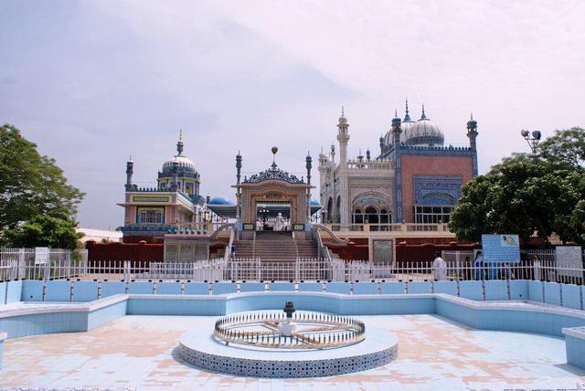 Rahim-Yar-Khan-Historical-and-beautiful-Bhong-Mosque.jpg