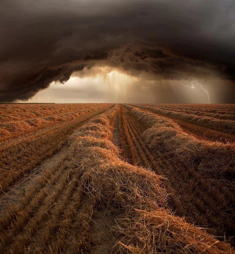 Storm-Clouds-and-Lightning-over-Kansas-USA.jpg