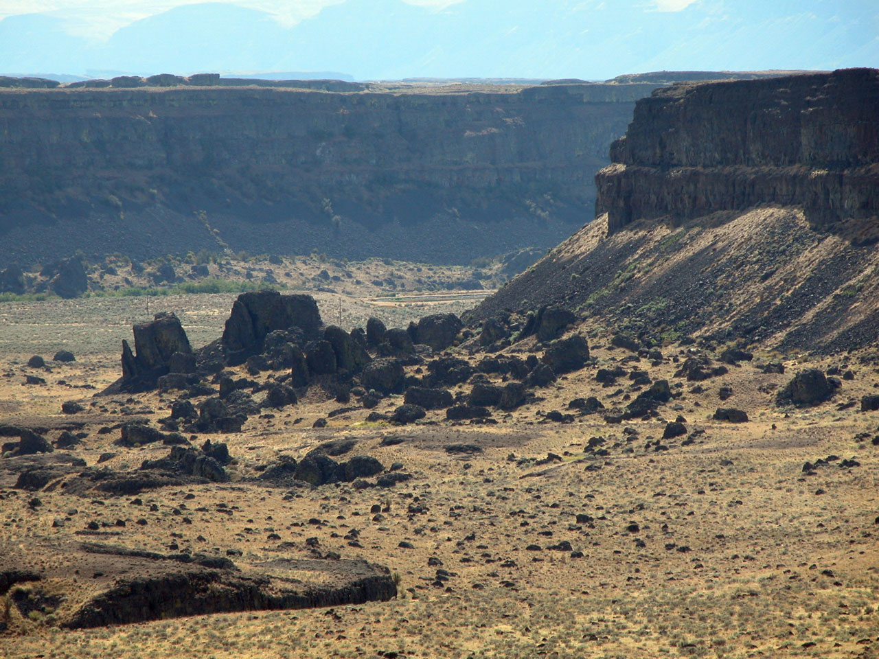 1018-Massive-Boulder-debris-below-Dry-Falls-Cataract.jpg