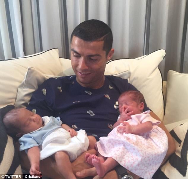 41E1D4D800000578-4651850-Cristiano_Ronaldo_posted_a_picture_of_him_meeting_his_newborn_tw-m-1_1498766215651.jpg