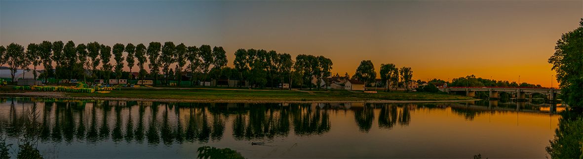 Sonnenuntergang am Fluss.jpg