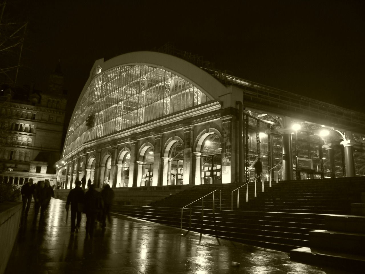 39600737137 - liverpool lime street railway station at night.jpg