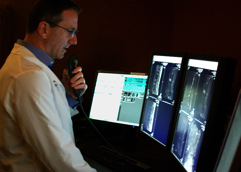 800px-Radiologist_in_San_Diego_CA_2010.jpg