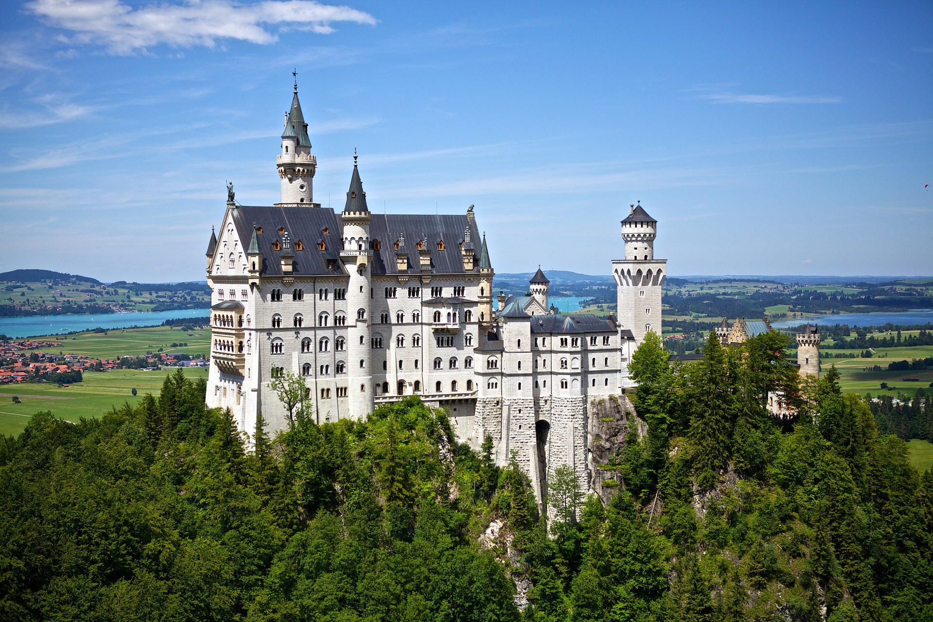 neuschwanstein-532850_1920.jpg