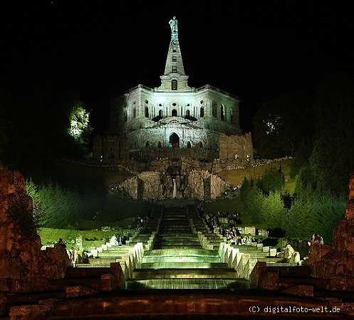 f550x450px-Hercules_monumentKassel4.jpg