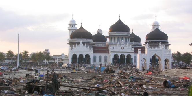 664xauto-mengenang-keajaiban-masjid-baiturrahman-saat-tsunami-141224j.jpg