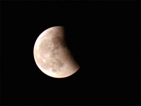 16-1516076405-lunar-eclipse2.jpg