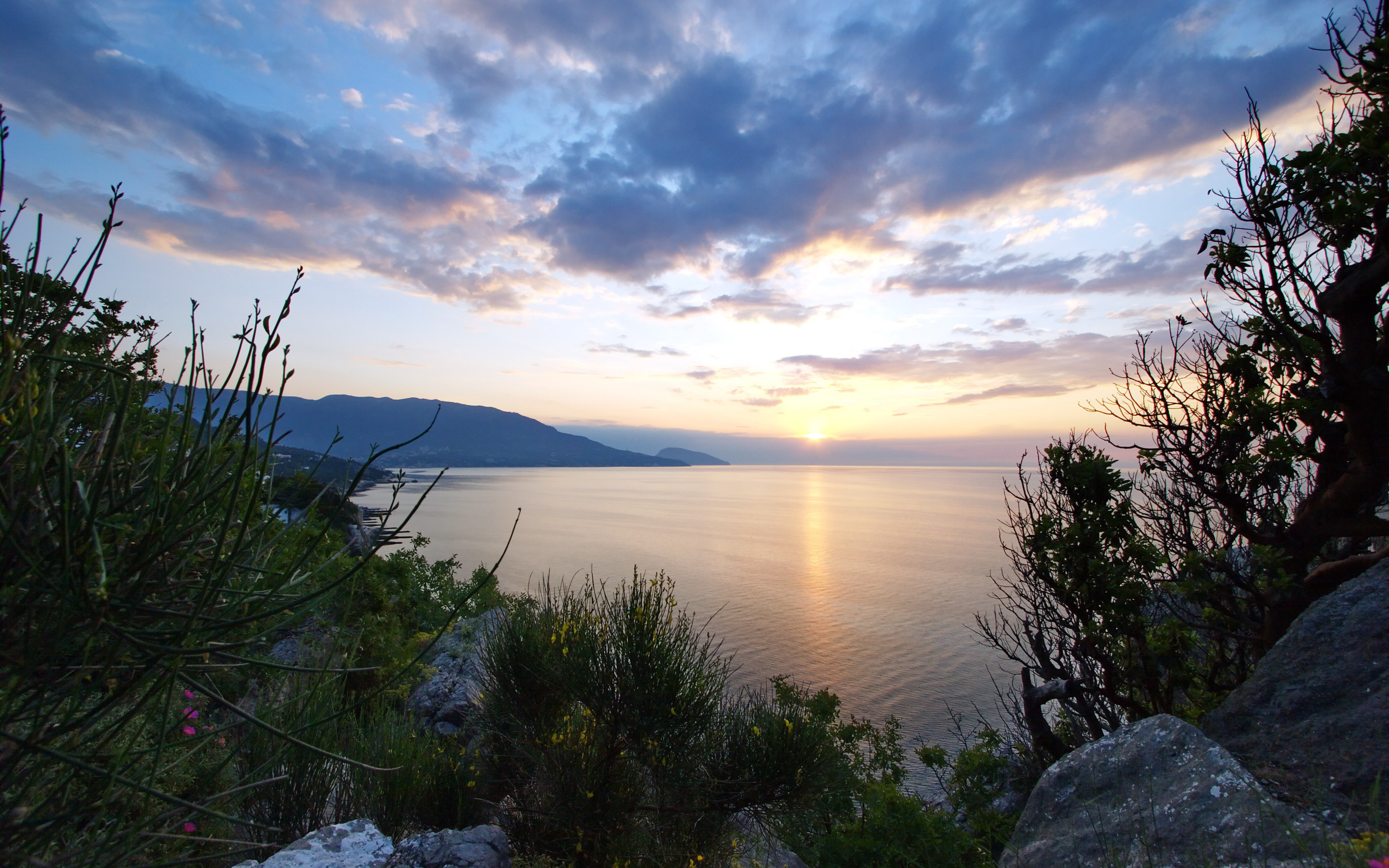 Горе море фото. Горе море. Рассвет на Байкале. Море горы вдали. Рассвет на пляже.