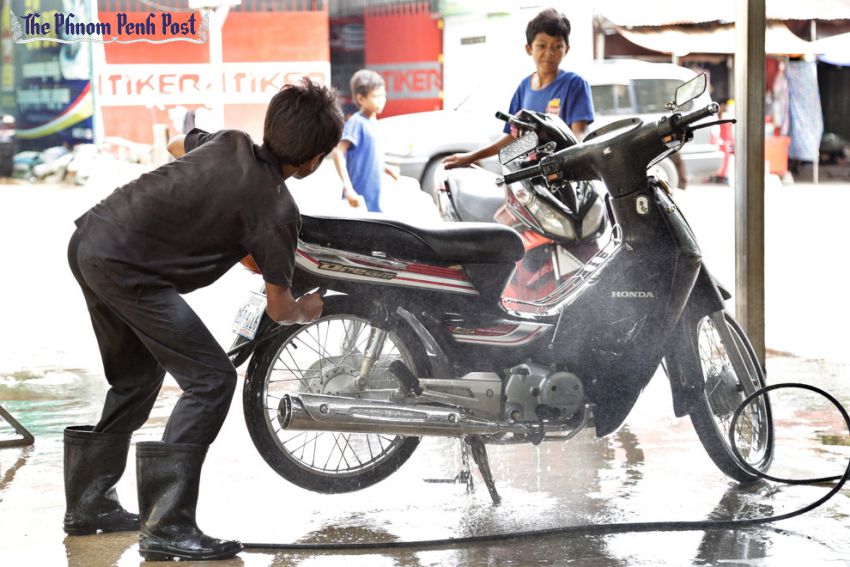 young_people_wash_motorbikes_in_phnom_penh_01_09_2015_hong_menea.jpg