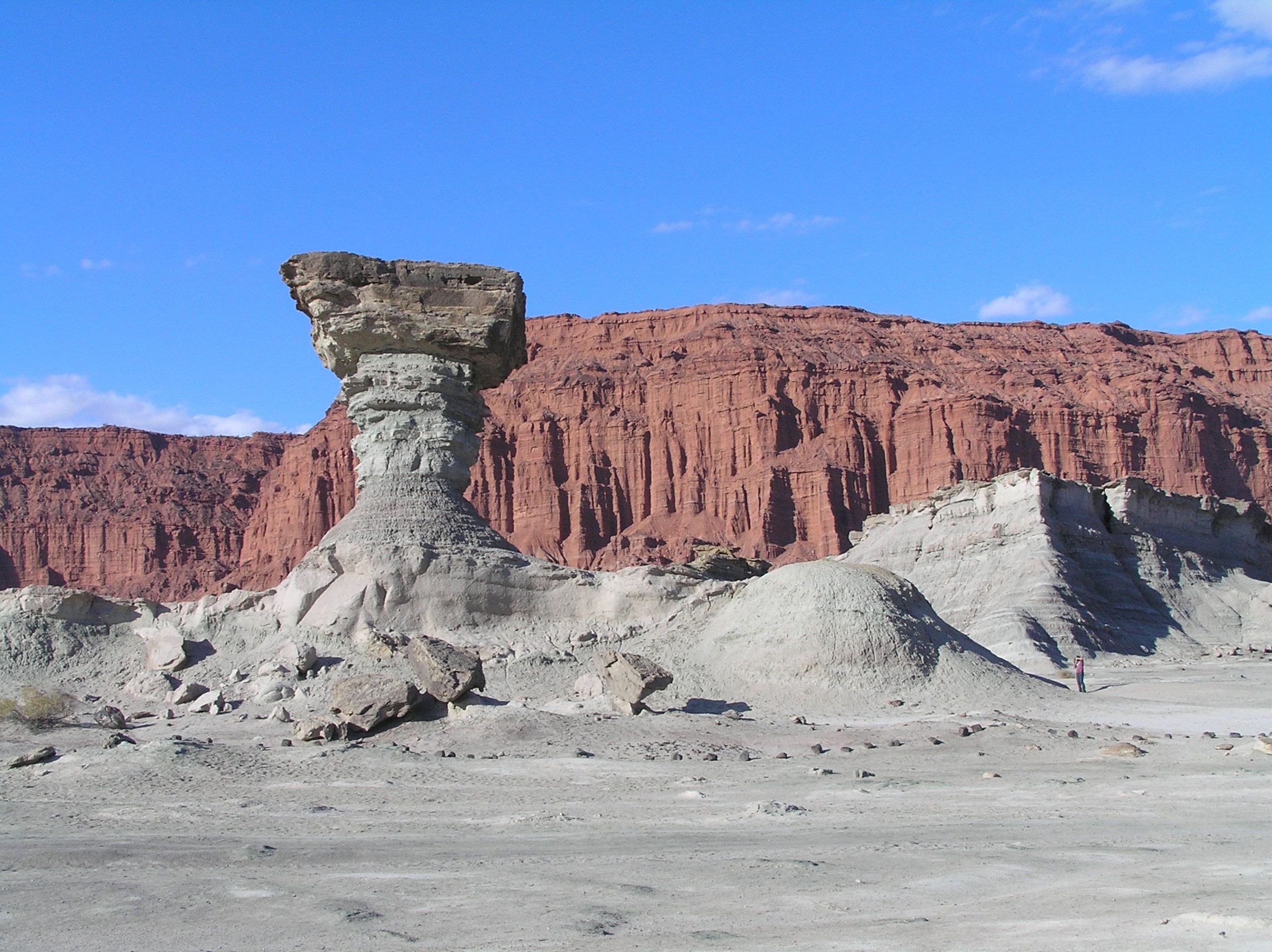A_-_Valle_de_la_Luna,_el_hongo,_San_Juan,_Argentina.jpg