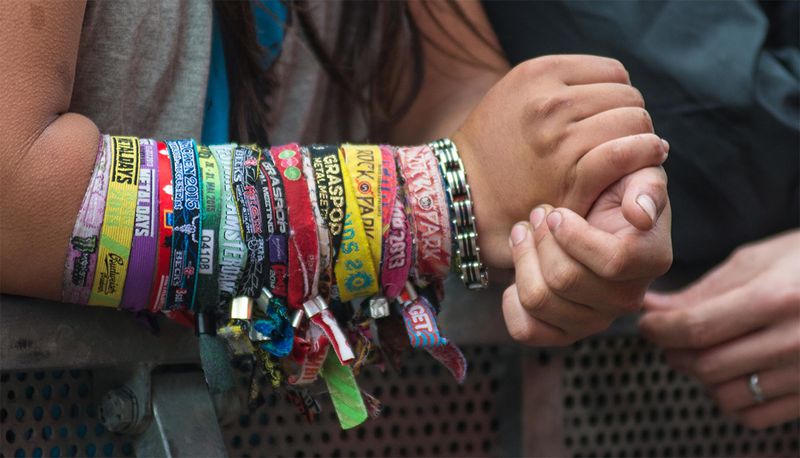 pourquoi-il-faut-se-debarrasser-de-ses-bracelets-de-festival.jpg