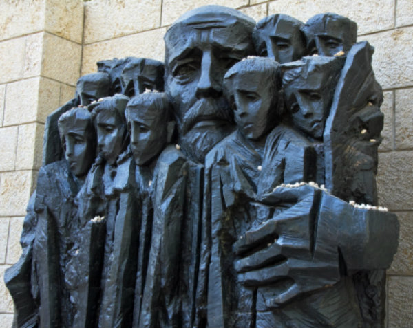 Janusz-Korzak-estatua-con-los-niños.jpg