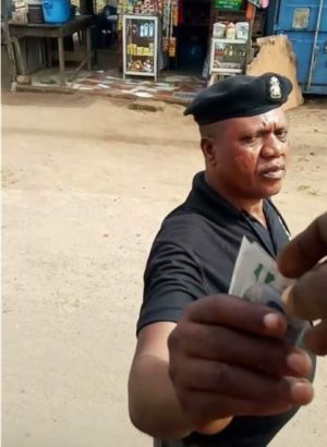 This-police-officer-was-caught-on-camera-collecting-N100-bribe-Photos-2.jpg
