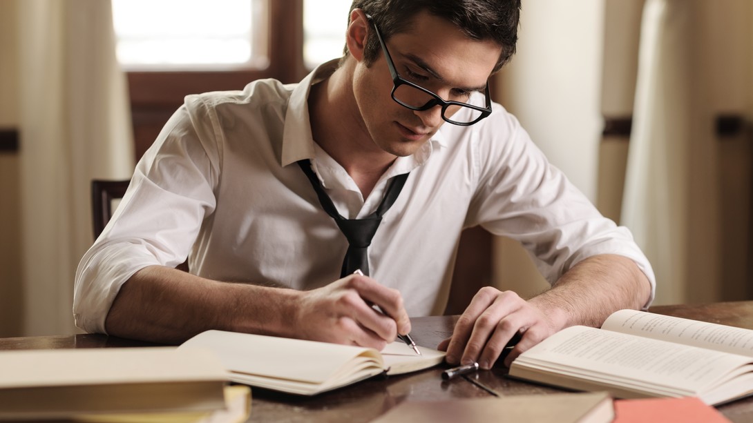 hombre escribiendo en cuaderno.jpg