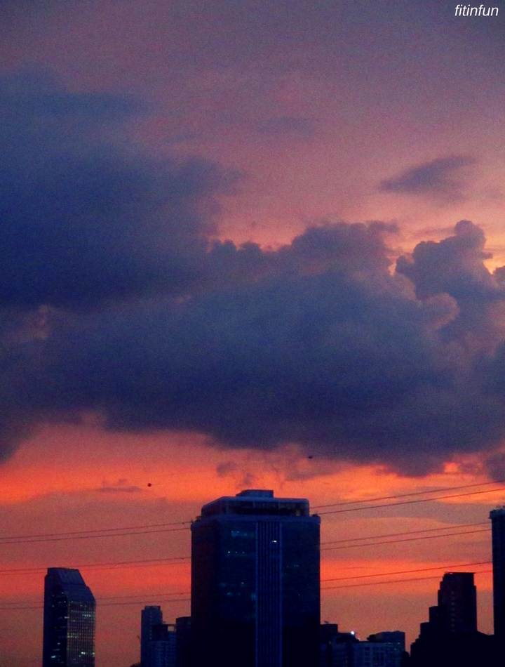 dramatic pink sunset bangkok thailand fitinfun.jpg
