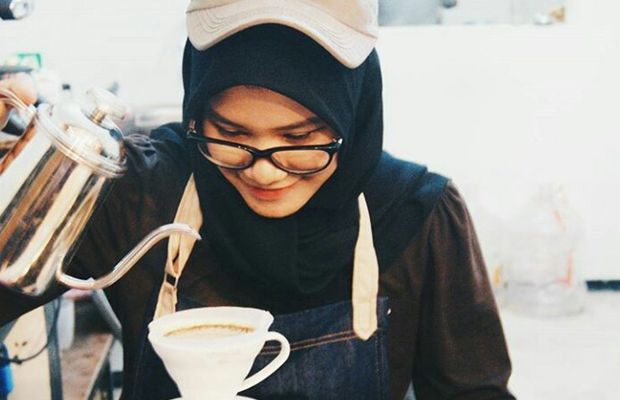 Dinna_Dwi_Rahayu_barista_berhijab_yang_sedang_melakukan_brewing_kopi_di_Kopi_Tuang_coffee_shop6Rnqy.jpg