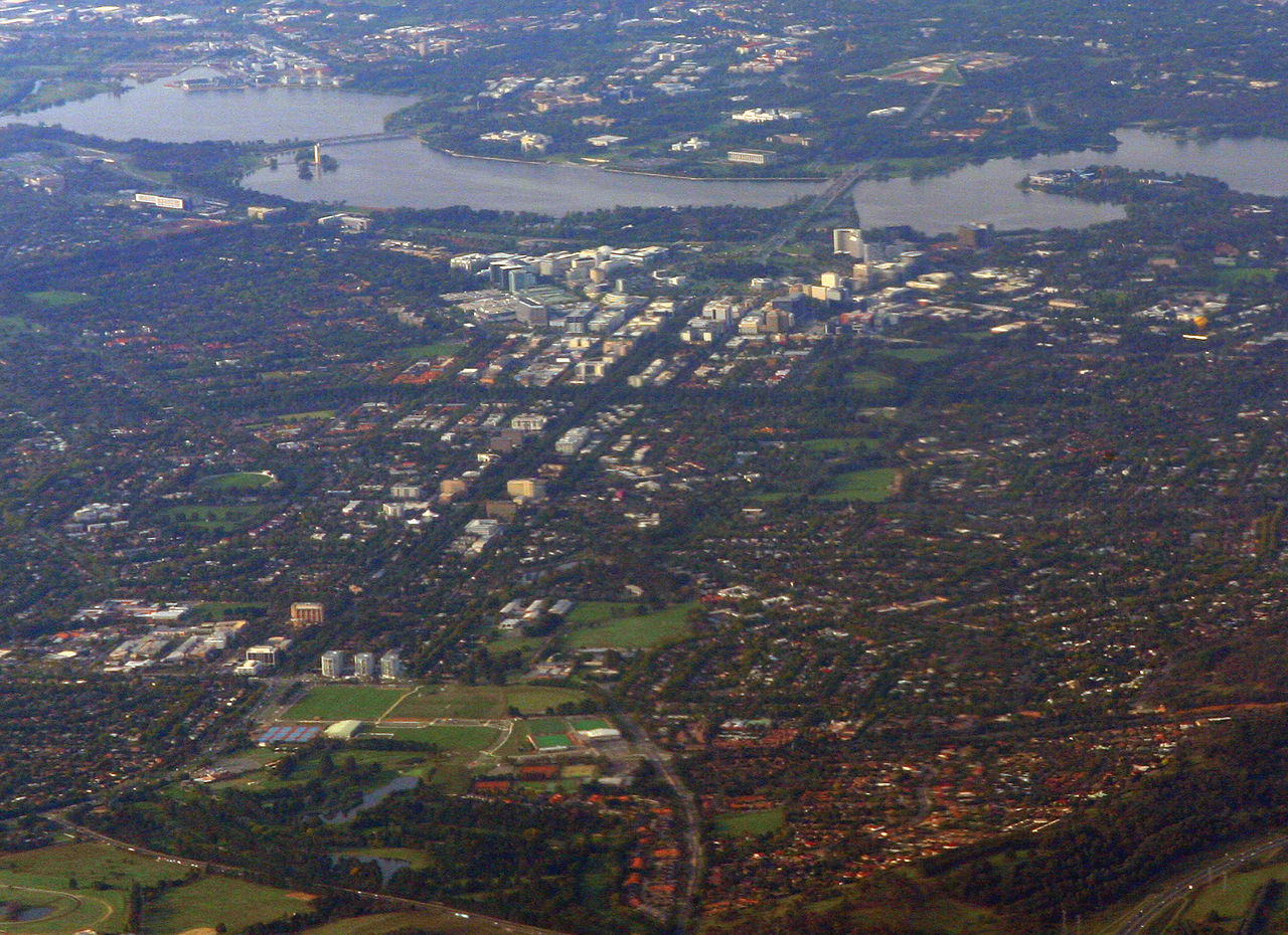 Downtown_Canberra,_with_Lake_Burley_Griffin.jpg