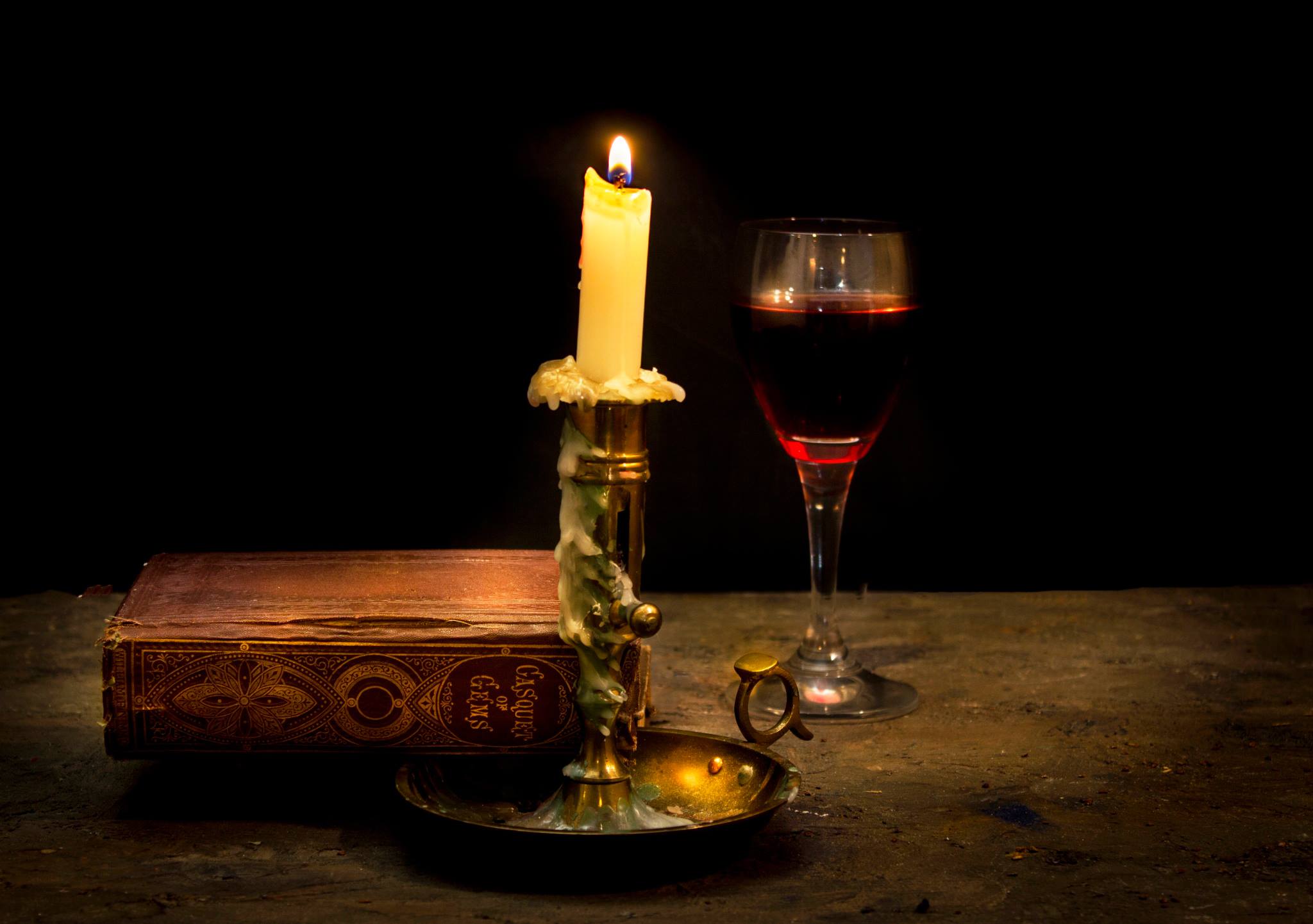 Песня на столе коньяк и свечи догорают. Натюрморт со свечой. Вино и свечи. Свеча на столе. Натюрморт с подсвечником.