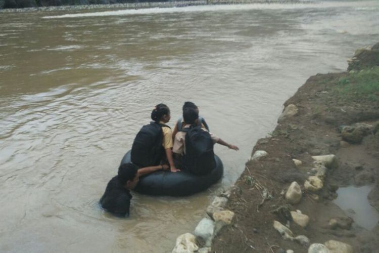 Pak Sumardi menyeberang sungai.jpg