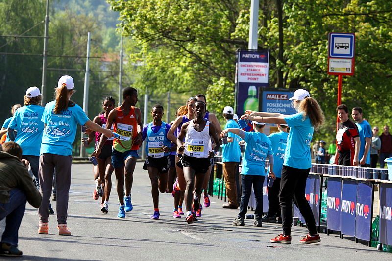 Sara_Moreira_with_Yebrgual_Melese_during_Prague_International_Marathon_2015_(1).JPG