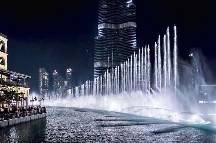 Dancing-Water-At-The-Dubai-Fountain-Picture.jpg