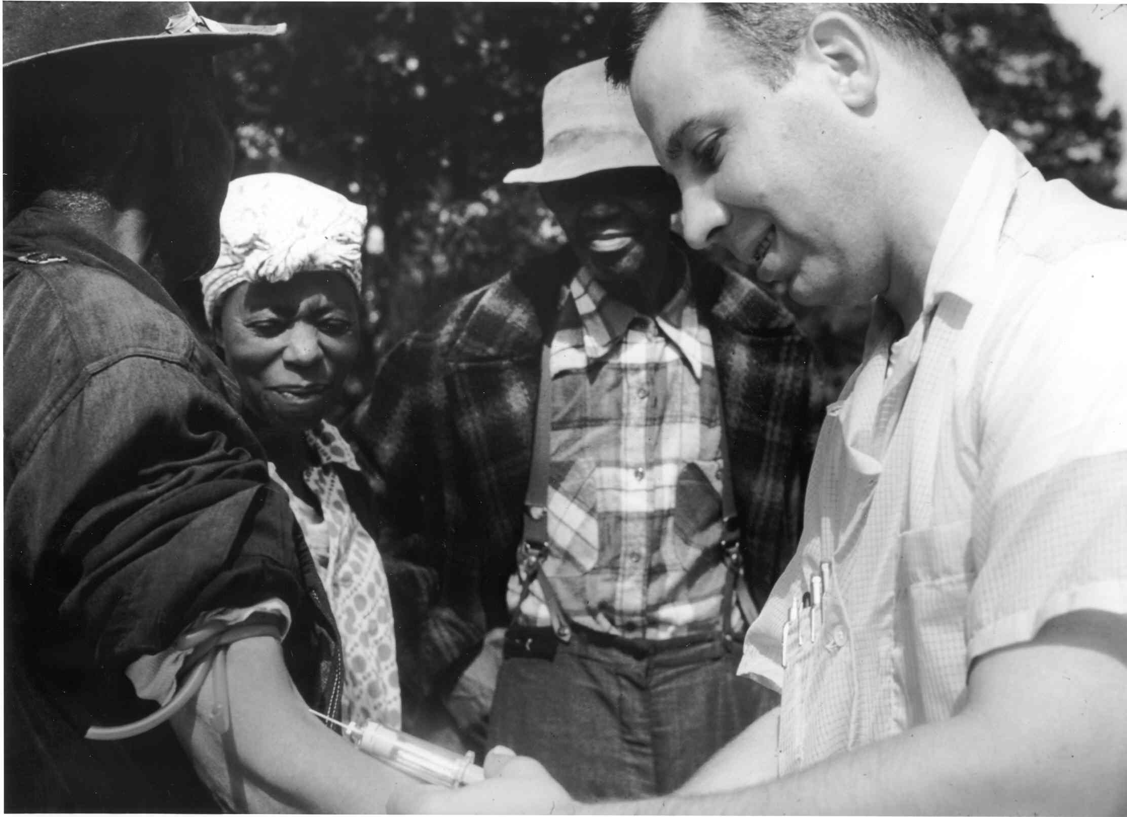 Tuskegee-syphilis-study_doctor-injecting-subject.jpg