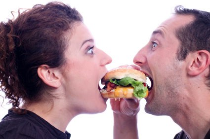 sex-love-life-blogs-smitten-2008-10-07-1007-burger-couple-eating_sm.jpg
