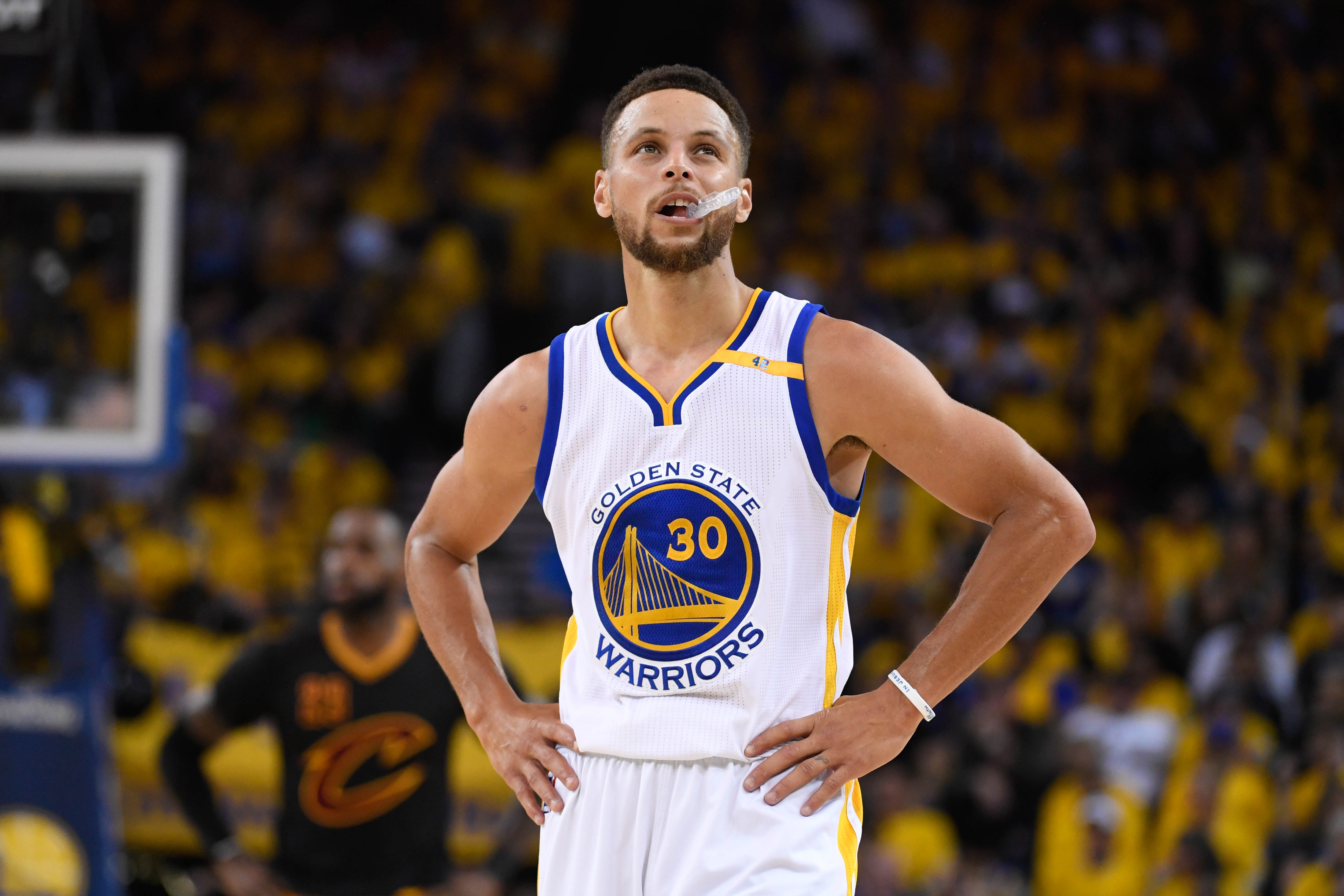 stephen-curry-stands-iso-home-lebron-james.jpg