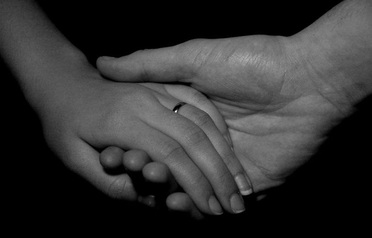 holding-hands-1526898-768x491.jpg