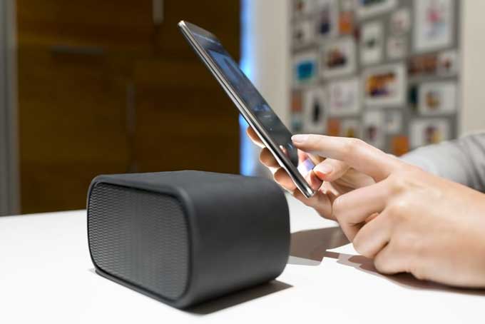 MOBILE-AND-SMART-SPEAKER-TECHUBS.jpg