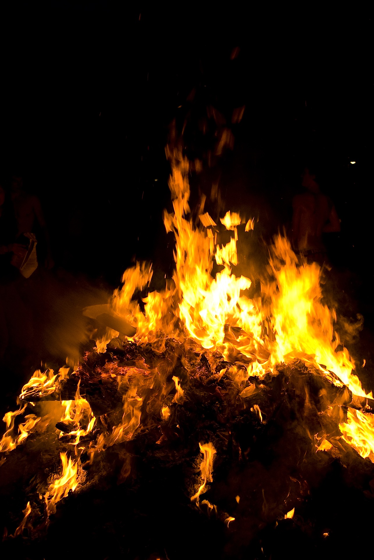 campfire-1571263_1920.jpg