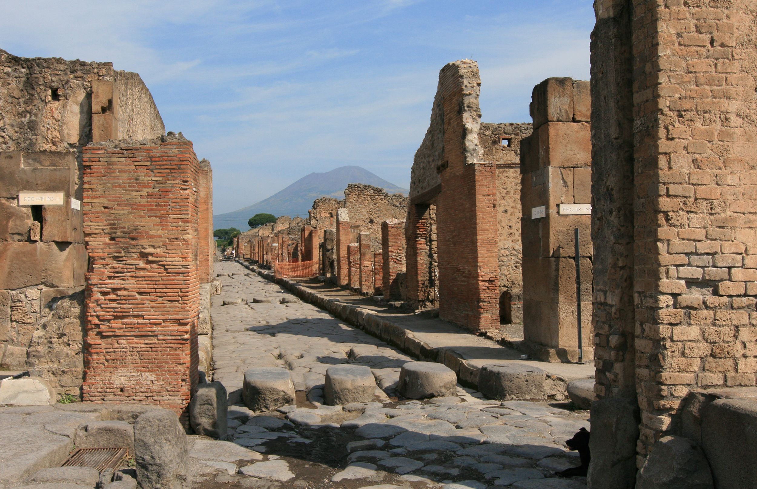 Via_Stabbiana_Pompeii.jpg