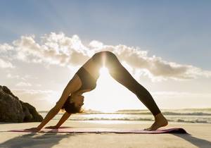 Ces-postures-de-yoga-vont-soulager-votre-dos-et-vos-hanches-en-seulement-4-minutes.jpg