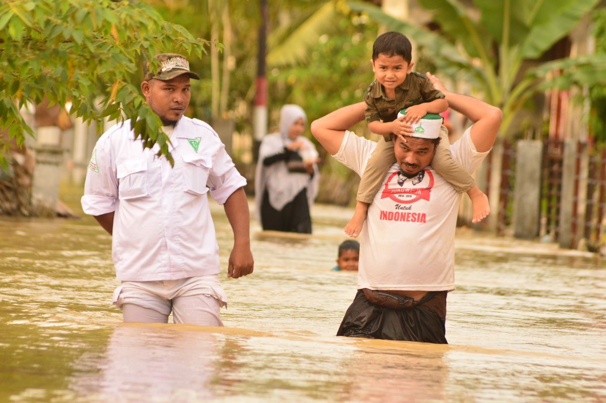 ayah gendong anak arungi banjir.JPG