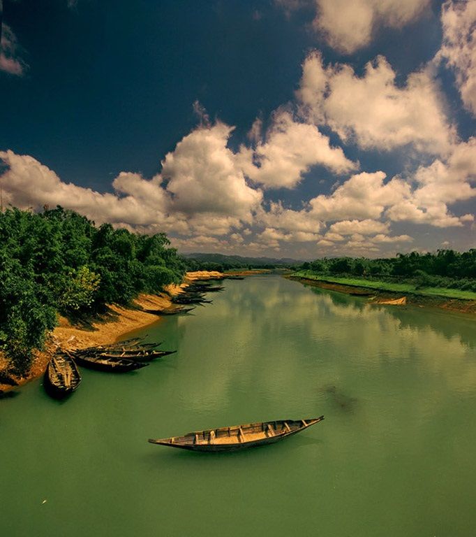 Boat_in_river,_Bangladesh.jpg