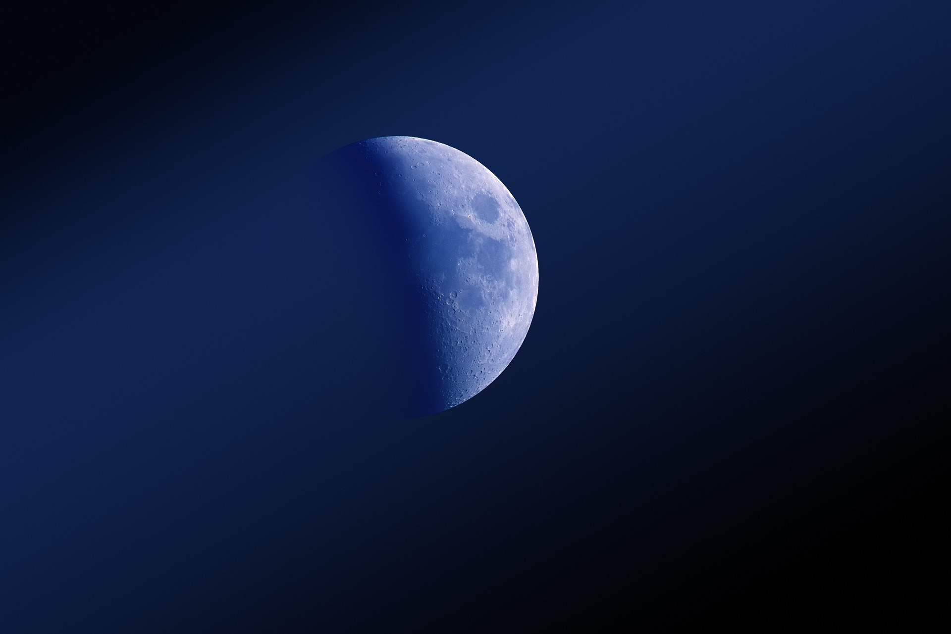 moon-2284216_1920.jpg
