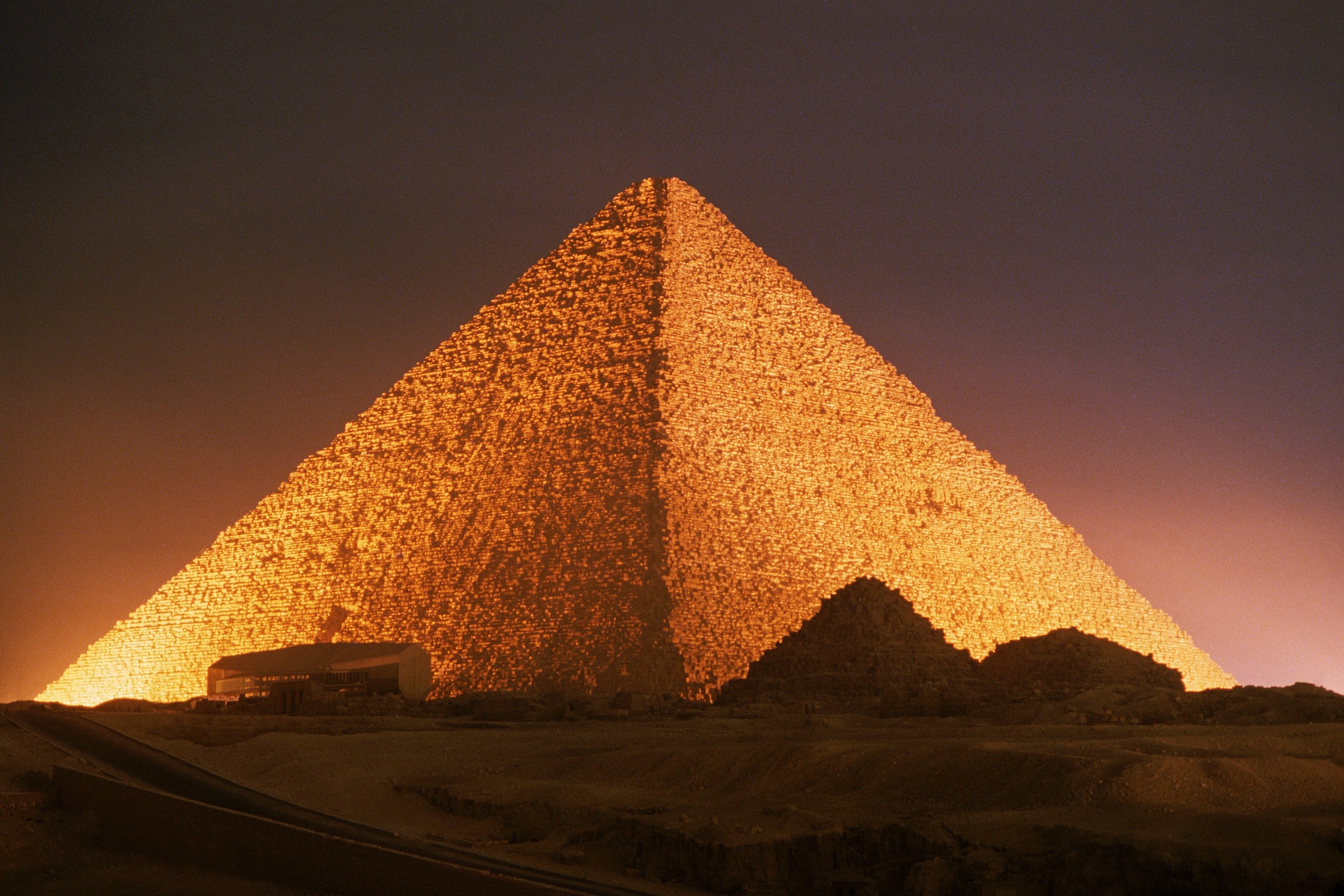 Что такое пирамида. Пирамида Хеопса древний Египет. Пирамида Хуфу Египет. Пирамида Хеопса семь чудес света. Пирамида Хеопса (Хуфу).