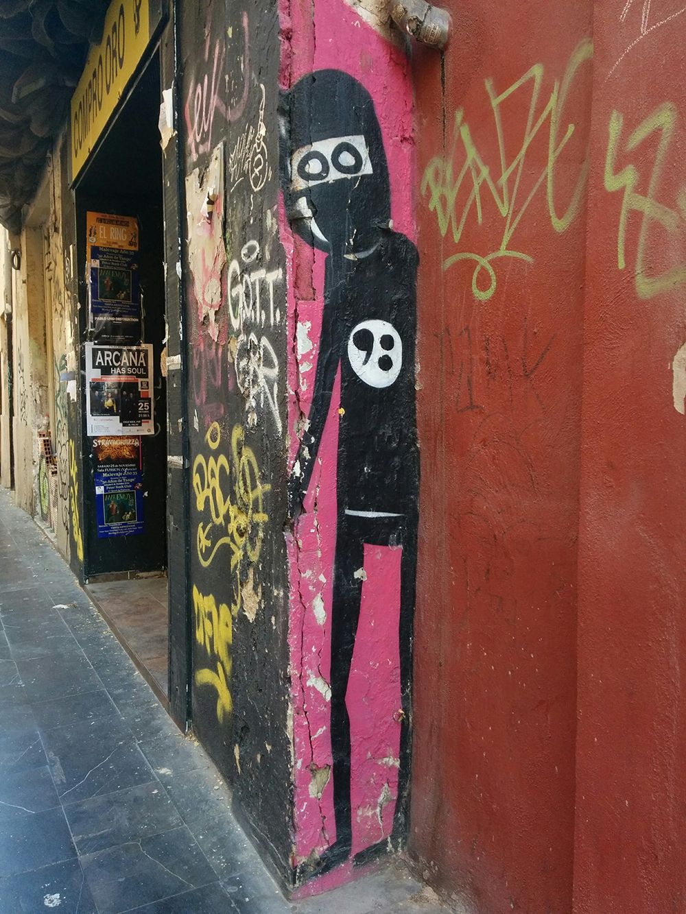 graffiti-valencia-spain-ninja-extraterrestre-love-amor-steemit-trenz (11).jpg