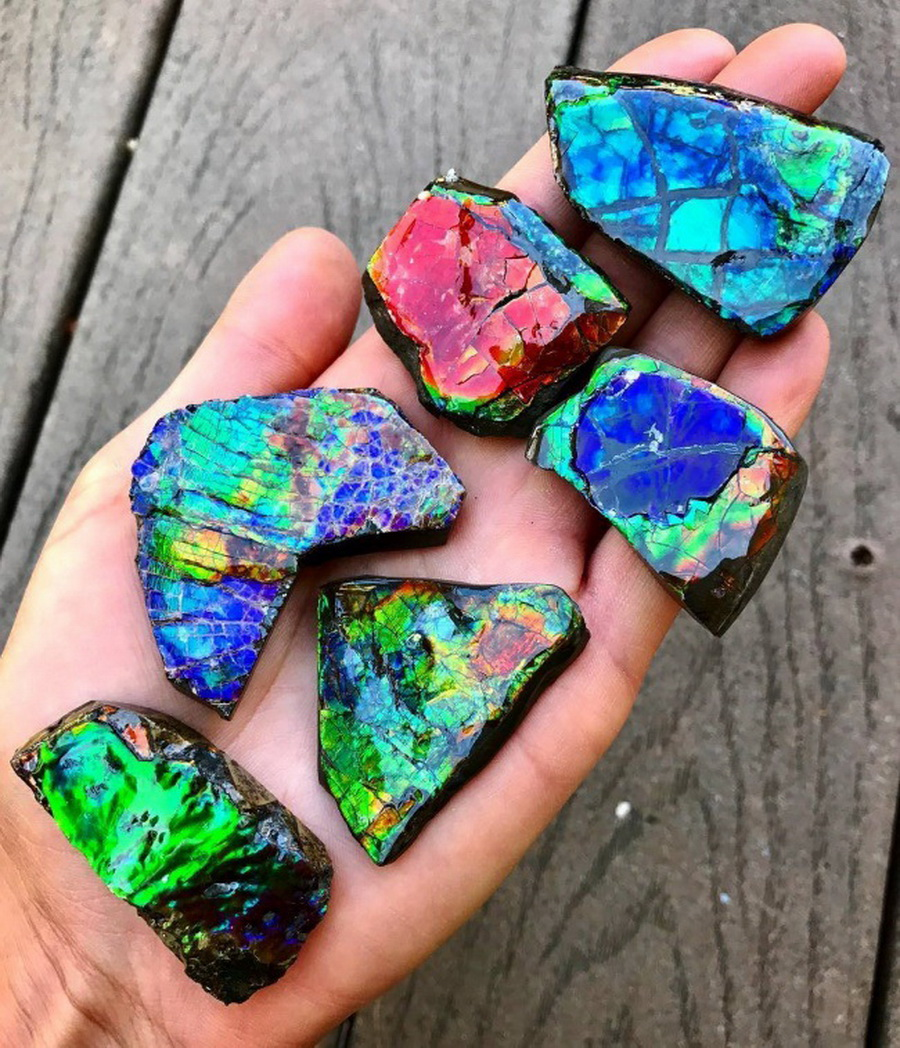 Красивый натуральный камень. Аммолит камень. Опал ЮАР камень. Необычные камни. Разноцветные камни.
