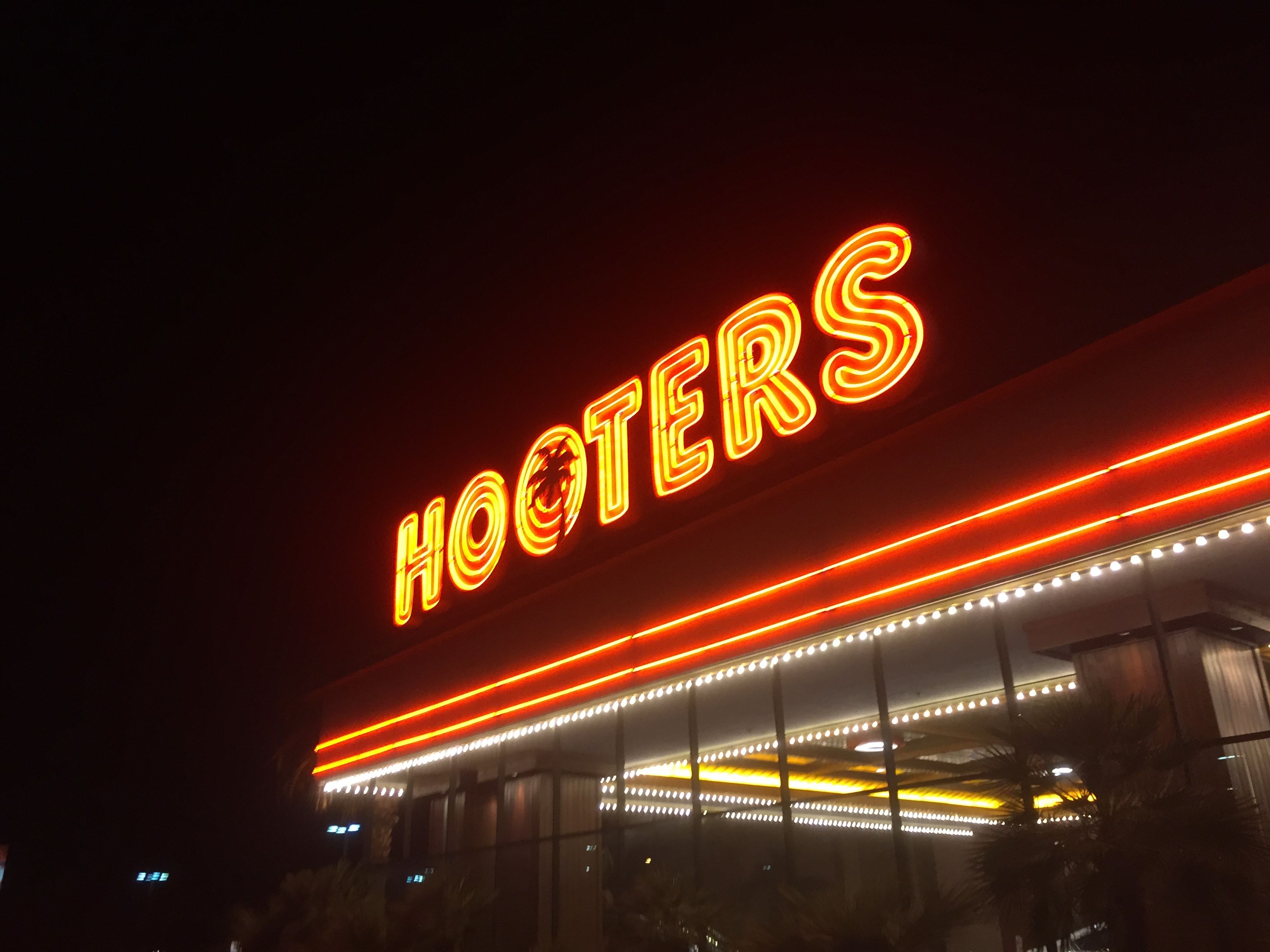 travel_usa_teammalaysia_hooters.JPG