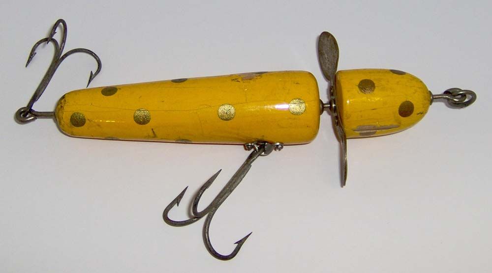 ANTIQUE PFLUEGER GLOBE WOOD LURE in YELLOW with GOLD SPOTS 5¼