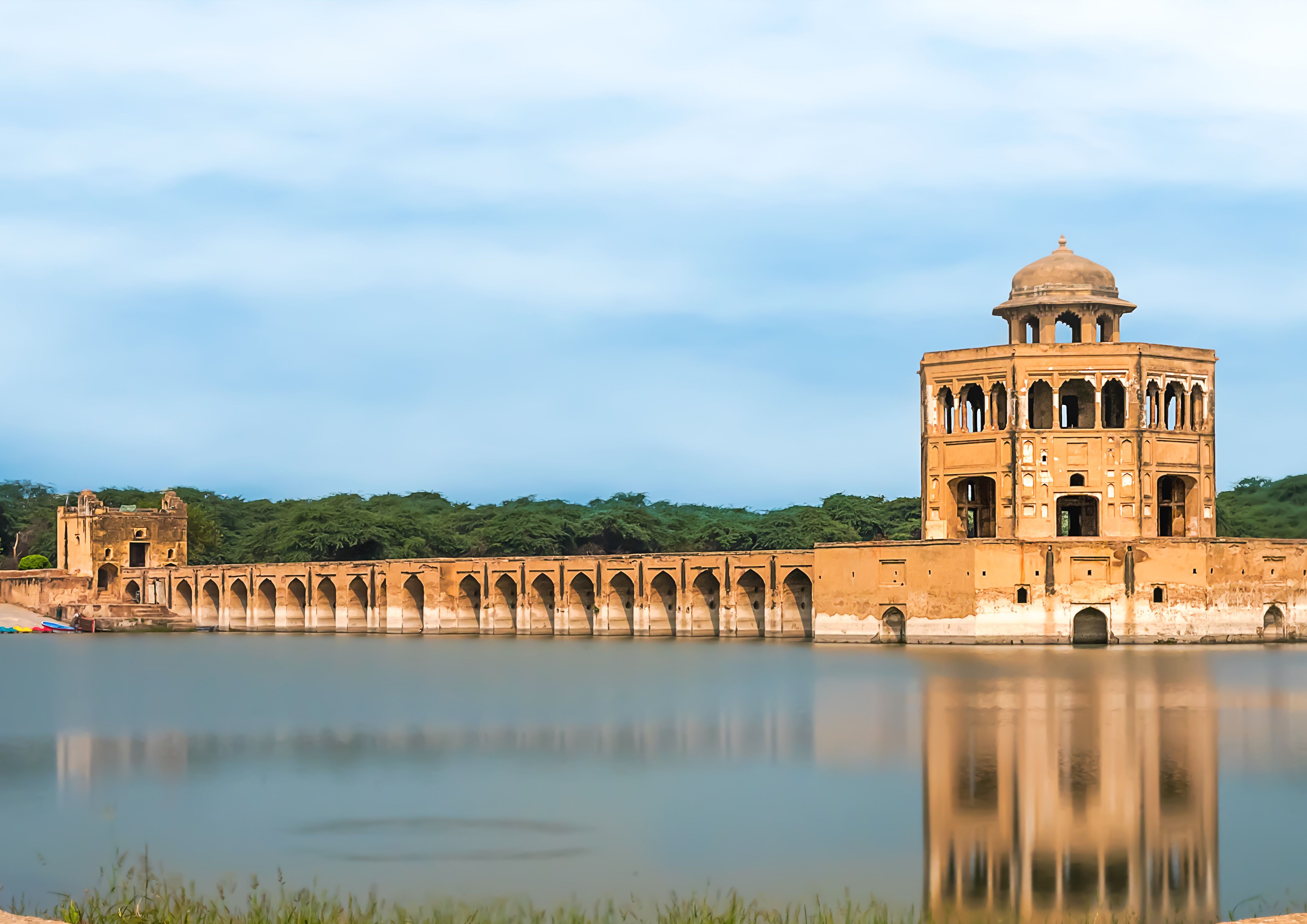 Octagonal_Pavilion_in_Water_Tank_at_Hiran_Minar.jpg
