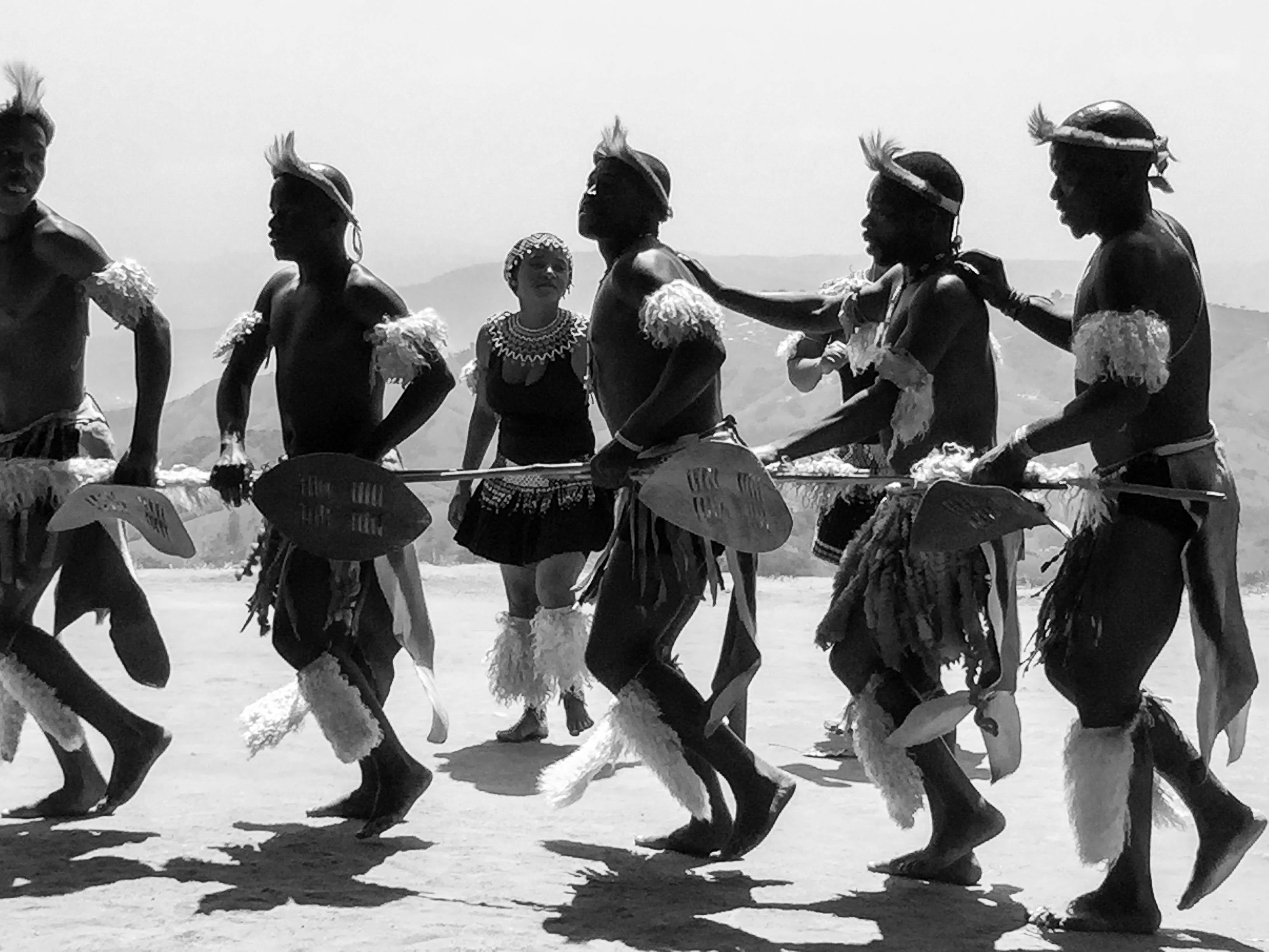 Ритуальные танцы племен. Африканские танцы. Африканцы танцуют. Танцы африканцев. Африканские танцы древние.