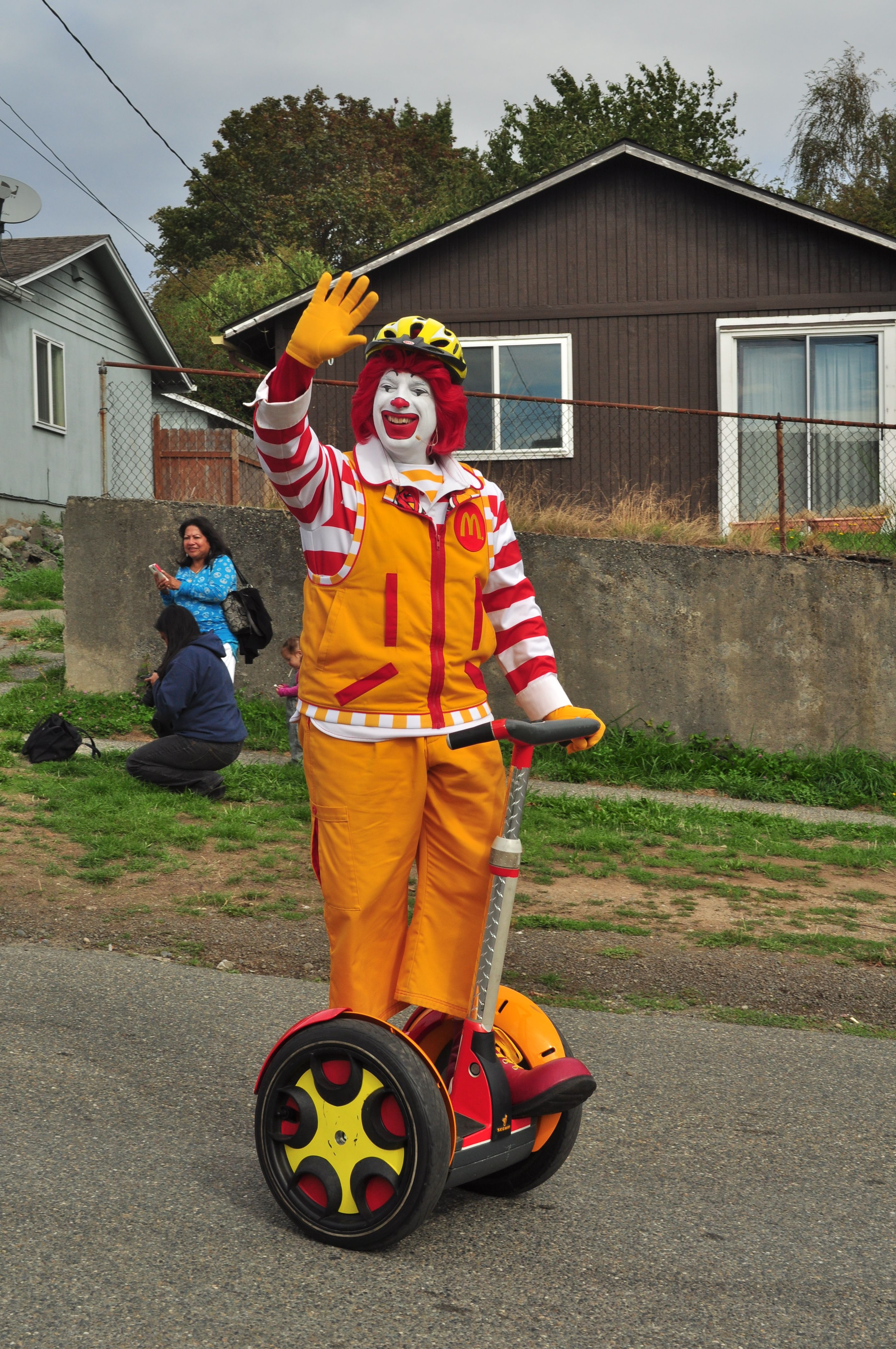 Fiestas_Patrias_Parade,_South_Park,_Seattle,_2015_-_011_-_Ronald_McDonald_(20937937094).jpg
